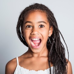Mädchen mit Braids lacht auf